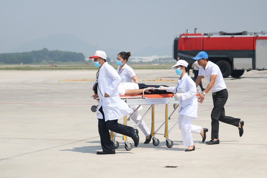 Cận cảnh tình huống máy bay hạ cánh khẩn cấp xuống Nội Bài khi gặp sự cố - Ảnh 16.