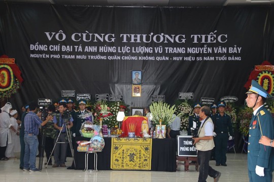 Lễ viếng Đại tá phi công Nguyễn Văn Bảy đang diễn ra tại quê nhà - Ảnh 6.
