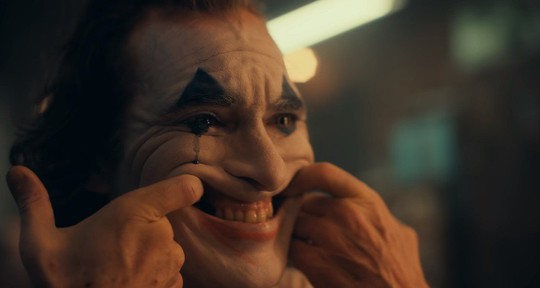 Ám ảnh thảm sát, rạp phim cấm mang mặt nạ khi xem Joker - Ảnh 1.