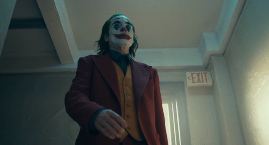 Ám ảnh thảm sát, rạp phim cấm mang mặt nạ khi xem Joker - Ảnh 2.