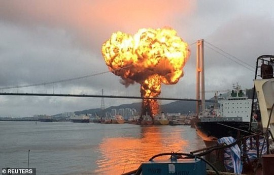 Khoảnh khắc kinh hoàng tàu chở dầu 25.000 tấn phát nổ - Ảnh 2.