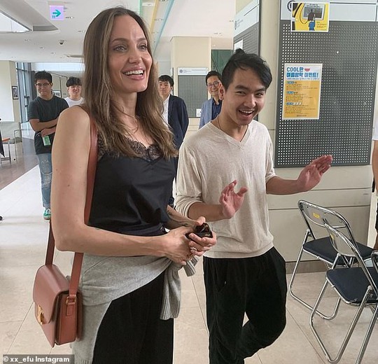 Angelina Jolie duyên dáng bên Pax Thiên, Zahara, Shiloh - Ảnh 6.