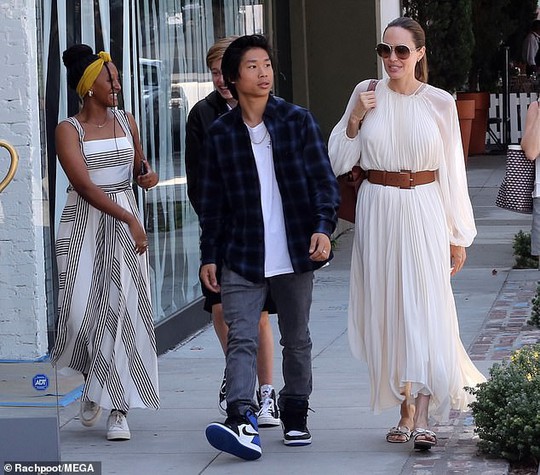 Angelina Jolie duyên dáng bên Pax Thiên, Zahara, Shiloh - Ảnh 3.