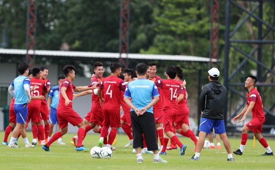 Đội tuyển Việt Nam tập luyện hào hứng, sẵn sàng bắt chết Messi Thái - Ảnh 2.
