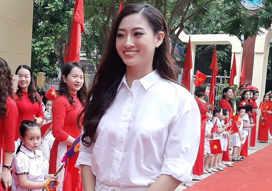 Hoa hậu Lương Thùy Linh trao mũ bảo hiểm cho học sinh trong ngày khai giảng - Ảnh 5.