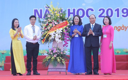 Thủ tướng Nguyễn Xuân Phúc đánh trống khai giảng năm học mới - Ảnh 10.
