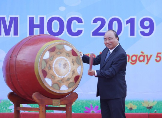 Thủ tướng Nguyễn Xuân Phúc đánh trống khai giảng năm học mới - Ảnh 7.