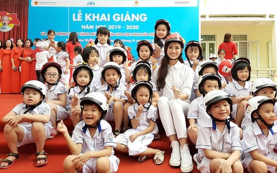 Hoa hậu Lương Thùy Linh trao mũ bảo hiểm cho học sinh trong ngày khai giảng - Ảnh 11.