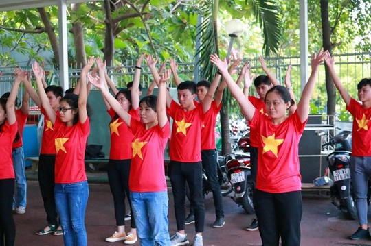 2.000 người đồng diễn kết hợp hát cổ động hâm nóng trận Thái Lan – Việt Nam - Ảnh 5.