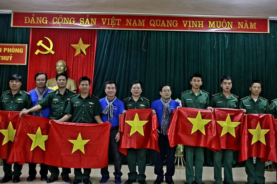Báo Người Lao Động trao 300 lá cờ Tổ quốc đến Đồn Biên phòng Đàm Thủy, tỉnh Cao Bằng - Ảnh 2.