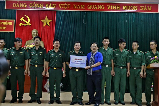 Báo Người Lao Động trao 300 lá cờ Tổ quốc đến Đồn Biên phòng Đàm Thủy, tỉnh Cao Bằng - Ảnh 3.