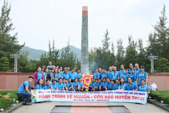 LĐLĐ TP HCM dâng hương Đài tưởng niệm Nghĩa trang Hàng Dương - Ảnh 4.