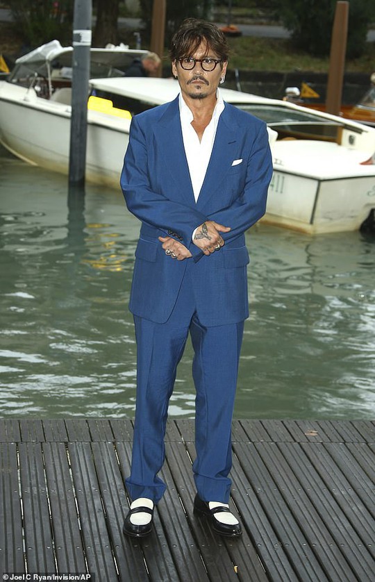 “Cướp biển” Johnny Depp bảnh bao tại LHP Venice - Ảnh 2.