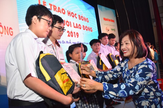 Chương trình “Học bổng Báo Người Lao Động”: Sẻ chia ấm áp - Ảnh 9.
