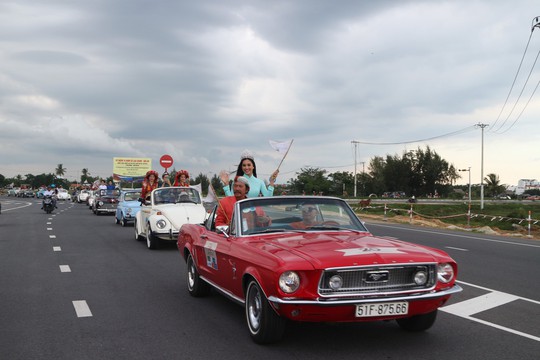 Ngắm dàn xe cổ ba miền đất nước diễu hành tại Hội An - Ảnh 4.