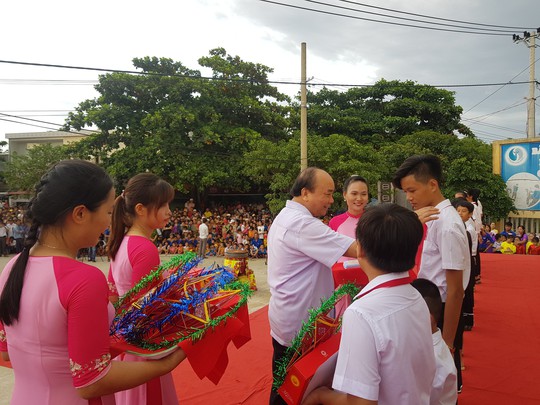 Thủ tướng Nguyễn Xuân Phúc vui Tết Trung thu cùng trẻ em Quảng Nam - Ảnh 1.