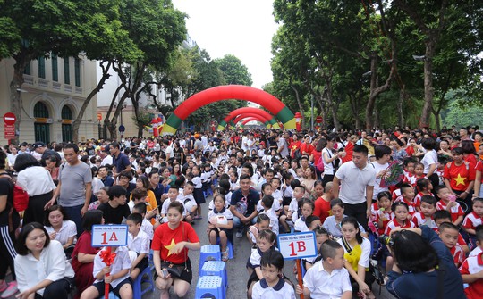 Phó Thủ tướng Trương Hòa Bình cùng 3.000 học sinh đi bộ vận động Đội mũ bảo hiểm cho trẻ em - Ảnh 7.