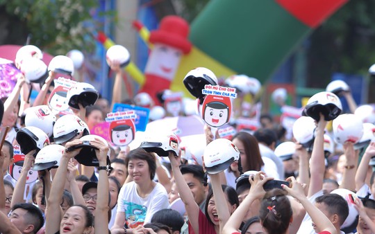 Phó Thủ tướng Trương Hòa Bình cùng 3.000 học sinh đi bộ vận động Đội mũ bảo hiểm cho trẻ em - Ảnh 8.