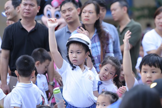 Phó Thủ tướng Trương Hòa Bình cùng 3.000 học sinh đi bộ vận động Đội mũ bảo hiểm cho trẻ em - Ảnh 11.