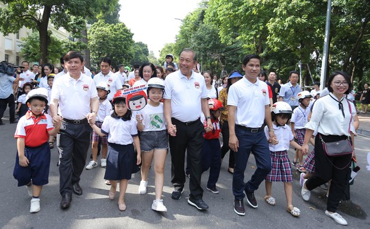 Phó Thủ tướng Trương Hòa Bình cùng 3.000 học sinh đi bộ vận động Đội mũ bảo hiểm cho trẻ em - Ảnh 2.
