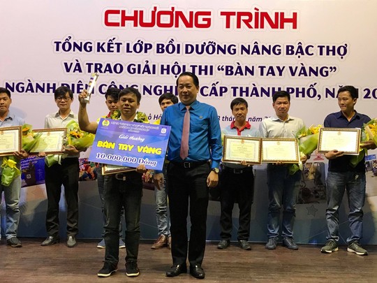 Thí sinh Phúc Thướng, đoạt giải Bàn tay vàng ngành Điện công nghiệp cấp TP năm 2019 - Ảnh 1.