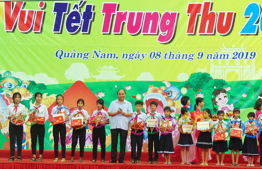 Thủ tướng Nguyễn Xuân Phúc vui Tết Trung thu cùng trẻ em Quảng Nam - Ảnh 2.