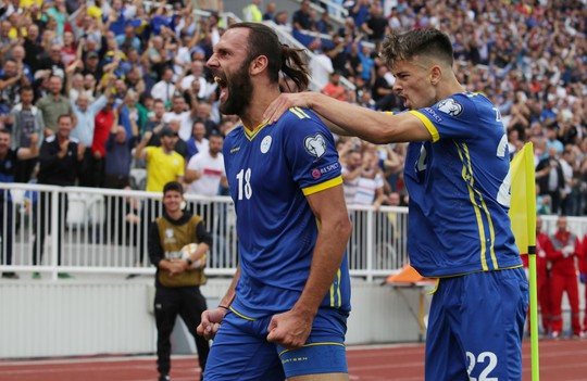 Kosovo gây sốc, tuyển Anh lo thót tim ở vòng loại EURO - Ảnh 2.