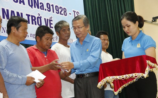 41 ngư dân Quảng Nam trở về từ cõi chết - Ảnh 1.