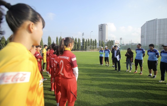 Chủ tịch Hội nhà báo TP HCM trao 400 triệu đồng cho ĐT bóng đá nữ Việt Nam trên sân tập - Ảnh 5.
