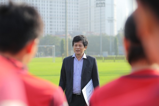 Chủ tịch Hội nhà báo TP HCM trao 400 triệu đồng cho ĐT bóng đá nữ Việt Nam trên sân tập - Ảnh 7.