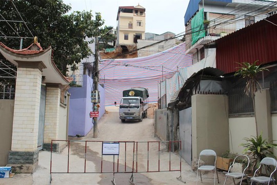 Bờ kè ở Hạ Long sạt lở, nhà 3 tầng chênh vênh chực sập - Ảnh 2.