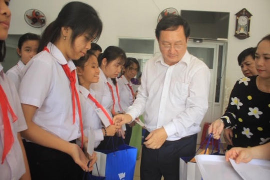 Trao hơn 100 suất học bổng và quà cho học sinh Trung tâm Võ Hồng Sơn - Ảnh 1.