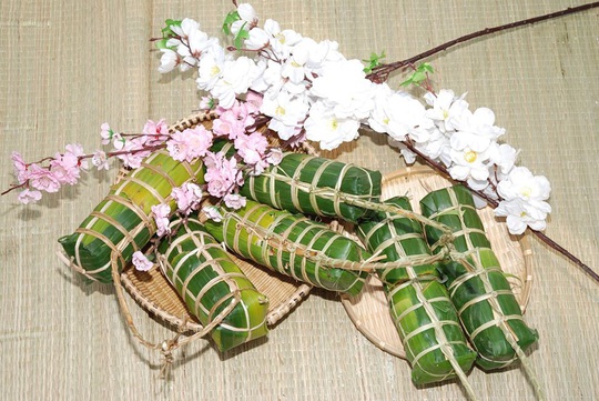 Gói bánh chưng, bánh tét tặng công nhân khó khăn - Ảnh 2.