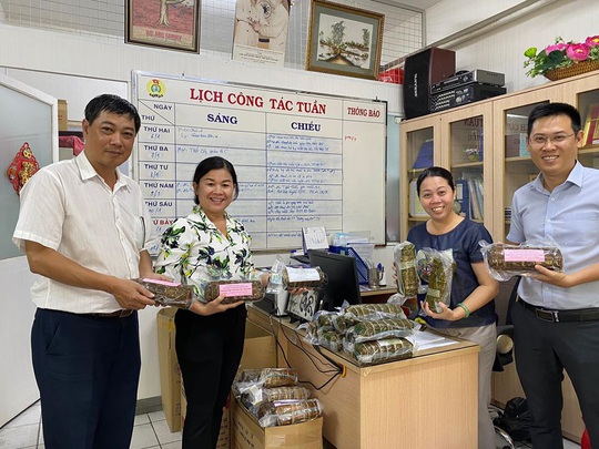 Gói bánh chưng, bánh tét tặng công nhân khó khăn - Ảnh 5.
