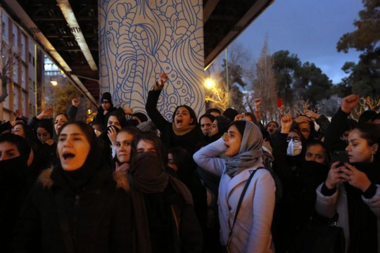 Iran: Biểu tình phản đối chính quyền bùng phát, đại sứ Anh bị bắt giữ - Ảnh 1.