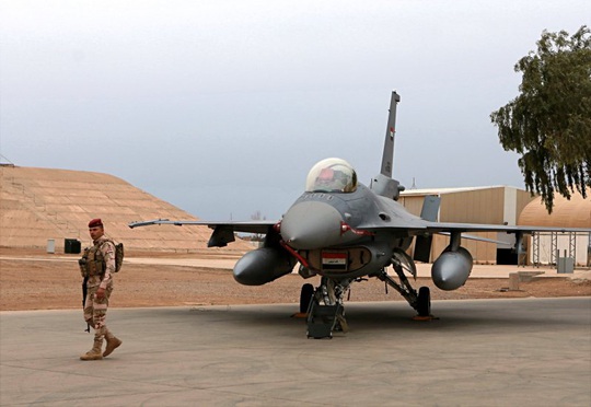 Iraq: Căn cứ không quân bị dội tên lửa, 4 binh sĩ bị thương - Ảnh 1.