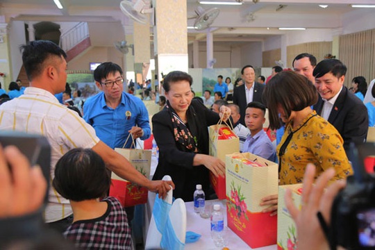 Chủ tịch Quốc hội Nguyễn Thị Kim Ngân tặng quà Tết cho công nhân Đắk Lắk - Ảnh 1.