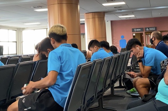 Clip: U23 Việt Nam chạm mặt cầu thủ Triều Tiên trên máy bay cánh quạt trở về Bangkok - Ảnh 2.