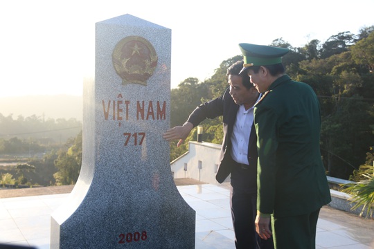 Phó Bí thư Thường trực Tỉnh ủy Quảng Nam tặng quà Tết cho đồng bào biên giới - Ảnh 8.
