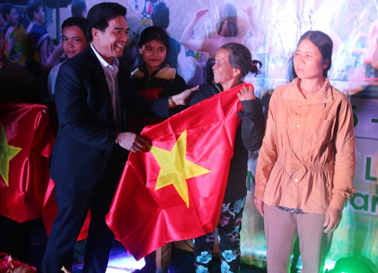 Phó Bí thư Thường trực Tỉnh ủy Quảng Nam tặng quà Tết cho đồng bào biên giới - Ảnh 16.