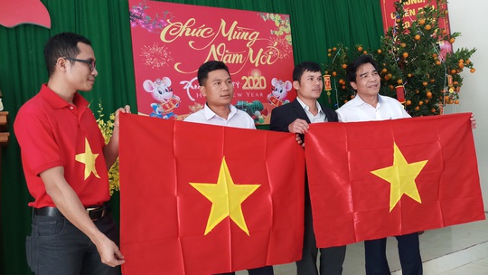 Phó Bí thư Thường trực Tỉnh ủy Quảng Nam tặng quà Tết cho đồng bào biên giới - Ảnh 14.