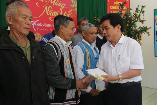 Phó Bí thư Thường trực Tỉnh ủy Quảng Nam tặng quà Tết cho đồng bào biên giới - Ảnh 4.