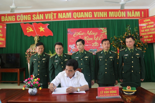 Phó Bí thư Thường trực Tỉnh ủy Quảng Nam tặng quà Tết cho đồng bào biên giới - Ảnh 5.