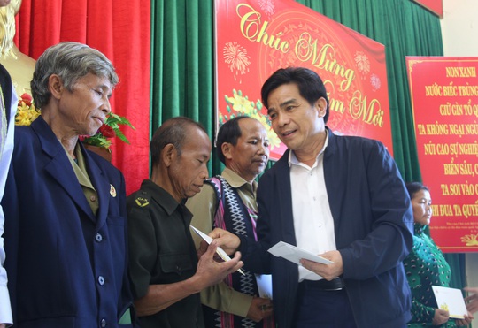 Phó Bí thư Thường trực Tỉnh ủy Quảng Nam tặng quà Tết cho đồng bào biên giới - Ảnh 1.