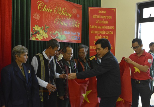 Phó Bí thư Thường trực Tỉnh ủy Quảng Nam tặng quà Tết cho đồng bào biên giới - Ảnh 13.