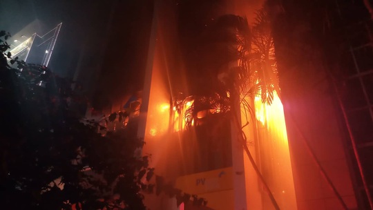 Cháy tòa nhà dầu khí ở TP Thanh Hóa, 1 người tử vong, nhiều người bị thương - Ảnh 2.