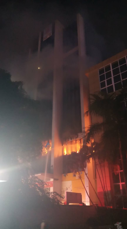 Cháy tòa nhà dầu khí ở TP Thanh Hóa, 1 người tử vong, nhiều người bị thương - Ảnh 4.