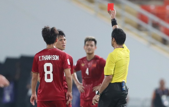 Chiếc thẻ đỏ tai hại khiến Đình Trọng vắng mặt ở vòng loại World Cup - Ảnh 1.