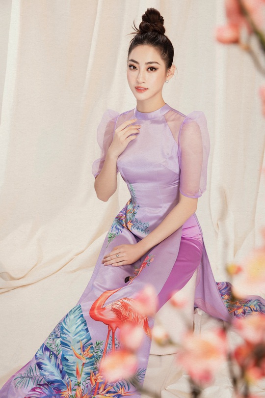 Hoa hậu Lương Thuỳ Linh duyên dáng diện áo dài du xuân - Ảnh 4.