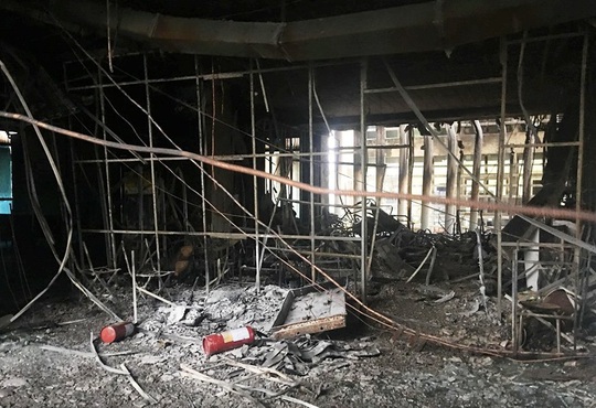 Hiện trường vụ cháy tòa nhà dầu khí Thanh Hóa khiến 2 người chết, 13 người bị thương - Ảnh 11.